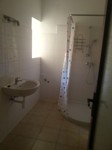 ванная комната-Марианске Лазне-Купить квартиру, ни́жний эта́ж ,пе́рвый эта́ж, 
Koupelna - sprchový kout, sprcháč, sprcha, vana, koupání, mytí, umytí, přízemí, první  nadpodlaží, kolonáda, zpívající fontána, Mariánky